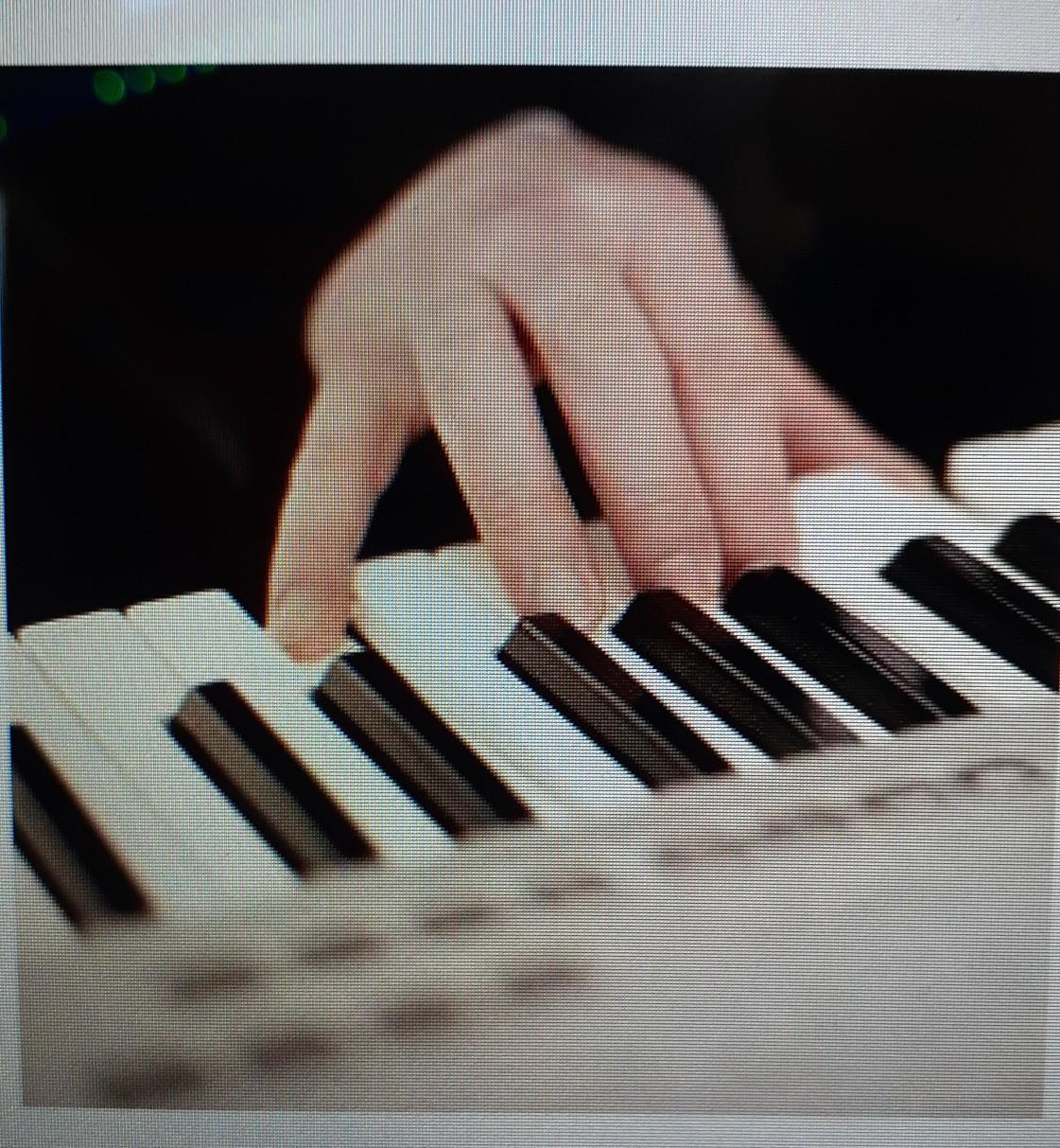 Which Instrument Do You See In The Picture?A La GuitarraB. El BajoC. El ContrabajoD. El Teclado