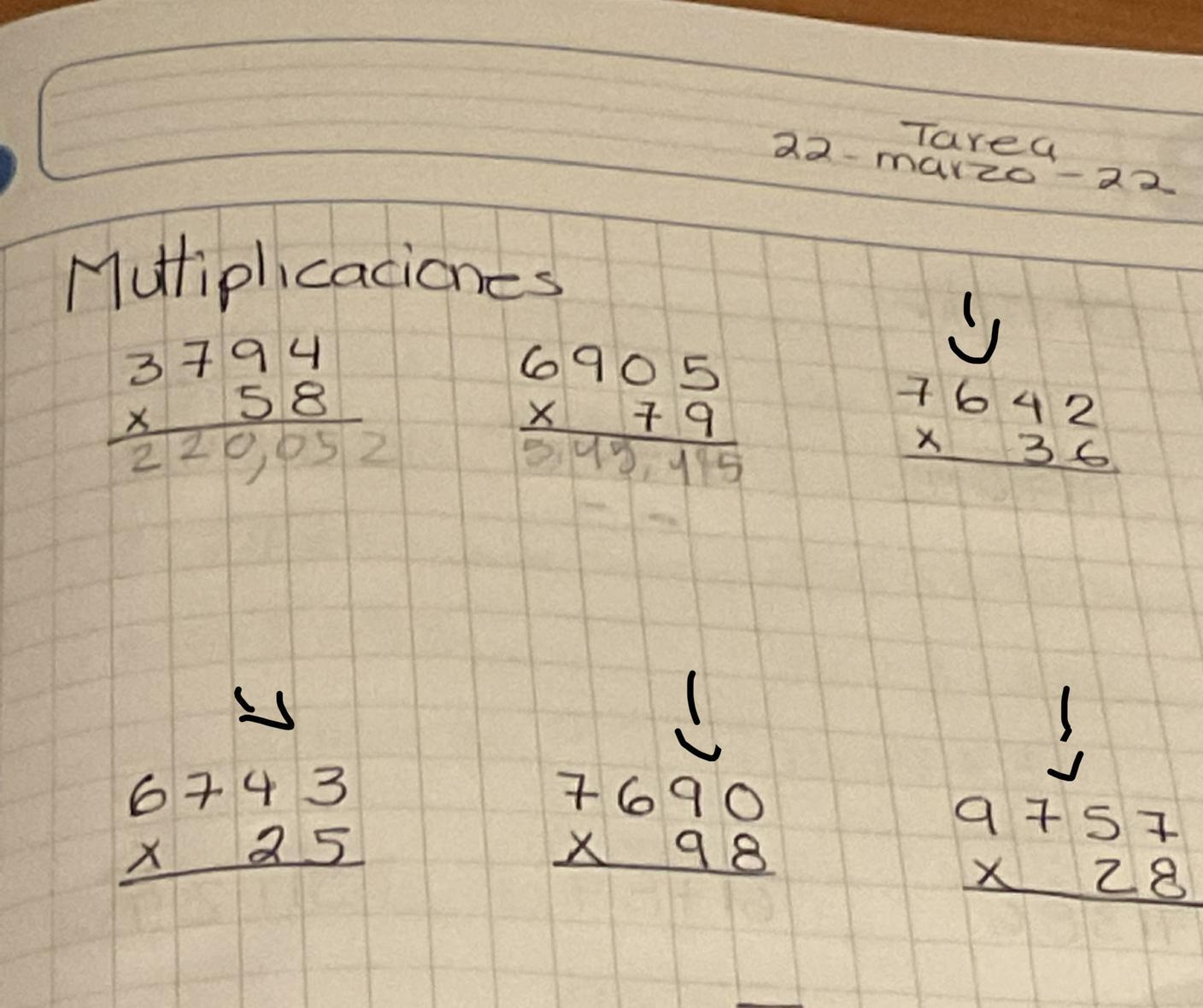 No entiendo estas multiplicaciones ayudaa ksjsmkdjdjdj