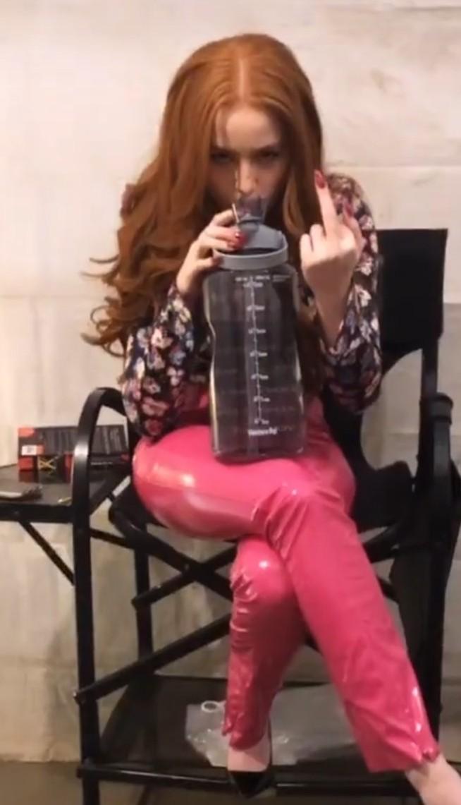 whoever guesses who she is and is right I'll you a brainly 